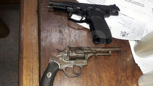 Secuestraron tres autos y dos motos robadas, además de una pistola y de un revólver