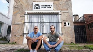 Matías Colazo y Martín Gallastegui frente a la sede de la ONG Trazando Puentes, en Roldán