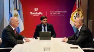 Maximiliano Pullaro junto a los exgobernadores Antonio Bonfatti y Omar Perotti en la previa de la audiencia de conciliación por deudas previsionales en Buenos Aires.