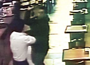 El cajero de un restaurante echó a trompadas a tres ladrones armados