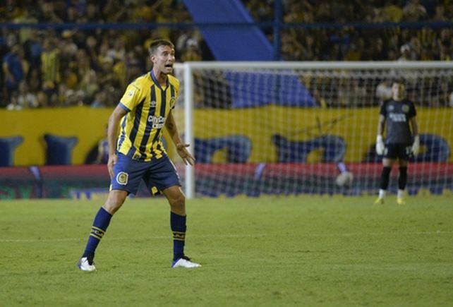 A los gritos. Juan Cruz Komar no entregó en todo el partido buenas señales. &nbsp;El zaguero central se mostró falto de ritmo.