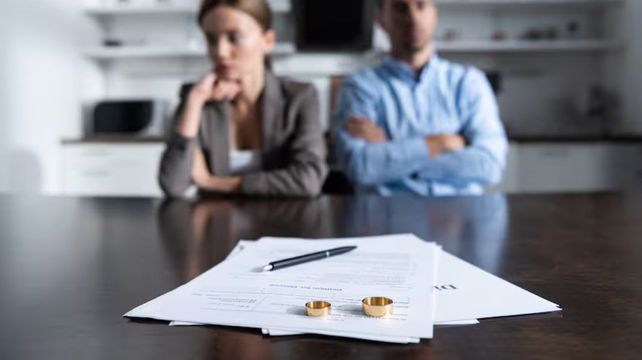 Una joven rosarina quiere hacer historia y cambiar su estado civil de divorciada a soltera.&nbsp;