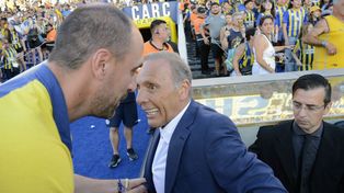 El saludo de Lequi a Russo, antes del triunfo de San Lorenzo sobre Central. Un ciclo en continuado.