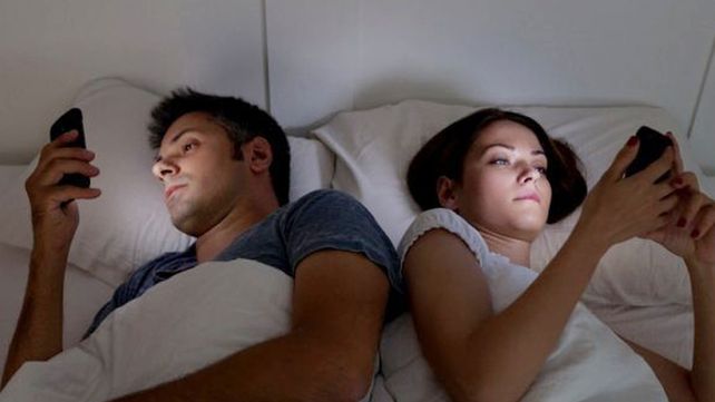 La razón médica por la cual no hay que usar el celular antes de dormir
