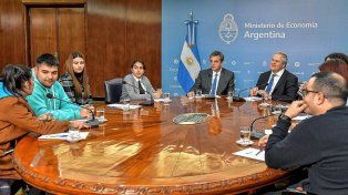 Sergio Massa y Jaime Perczyk junto a estudiantes, en el anuncio del incremento de las Becas Progresar.