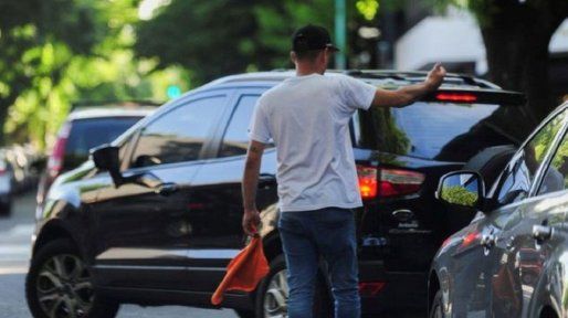 Cuidacoches en Santa Fe: el Municipio busca sanciones y plantea una ley provincial para prohibir y judicializar la actividad