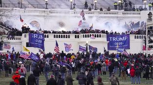Manifestantes violentos, leales al presidente Donald Trump, asaltan el Capitolio el 6 de enero de 2021 en Washington.
