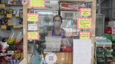 Adriana Miguez, con barbijo y detrás de un vidrio pero con el minimárket abierto gracias a un ex alumno del Poli que le pagó el alquiler hasta marzo y la solidaridad de estudiantes y vecinos del barrio. Adriana Miguez, con barbijo y detrás de un vidrio pero con el minimárket abierto gracias a un ex alumno del Poli que le pagó el alquiler hasta marzo y la solidaridad de estudiantes y vecinos del barrio.