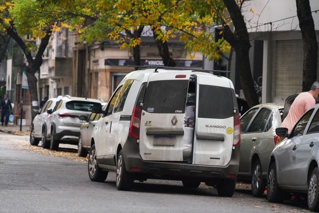 Mal estacionamiento, una de las faltas que más molesta en las calles de Rosario
