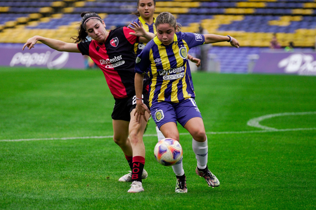 Las mujeres de Central y Newells están dejando todo en la cancha.