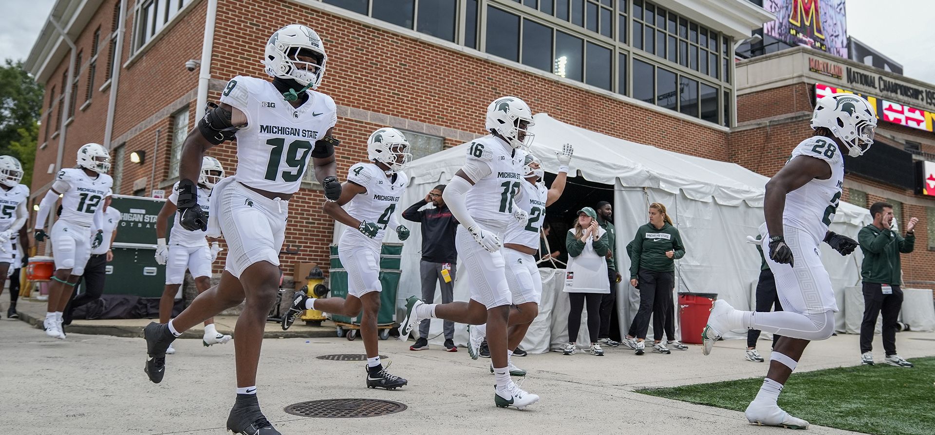 El back defensivo de Michigan State, Armorion Smith (19), ingresa al campo con sus compañeros de equipo antes de un partido de fútbol americano universitario de la NCAA contra Maryland, el sábado 7 de septiembre de 2024, en College Park, Maryland. (Foto AP/Stephanie Scarbrough) El back defensivo de Michigan State, Armorion Smith (19), ingresa al campo con sus compañeros de equipo antes de un partido de fútbol americano universitario de la NCAA contra Maryland, el sábado 7 de septiembre de 2024, en College Park, Maryland. (Foto AP/Stephanie Scarbrough)