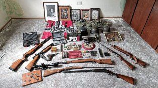 Armas, municiones y elementos con simbología nazi encontrados en el allanamiento.