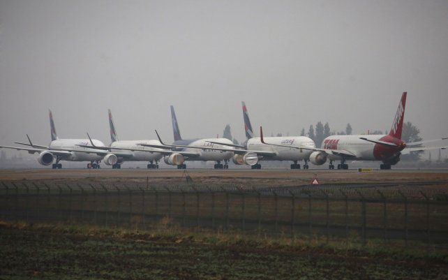 Aviones de diferentes aerolíneas estacionan en el Aeropuerto Internacional Arturo Merino Benítez, Santiago de Chile, luego de que entrara en vigencia un cierre fronterizo relacionado con la propagación del coronavirus.