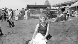 Alfonsina y el mar. Una foto de la poetisa en Mar del Plata. De su paso por Bustinza no quearon registros fotográficos.