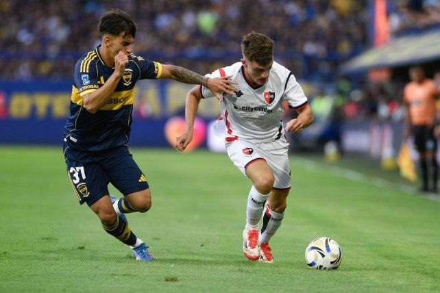 Martín Luciano intenta un ataque de Newells ante Boca.