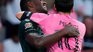 Viral: el abrazo inesperado que le dio un jugador colombiano a Lionel Messi en pleno partido