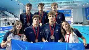 Los representantes de Regatas de Santa Fe que compitieron en el Sudamericano Sub 16 en Chile.