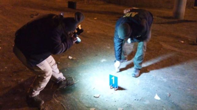 Doble homicidio en zona oeste. Personal de la Agencia de Investigación Criminal trabaja en al zona donde fueron asesinadas una mujer y su hija.