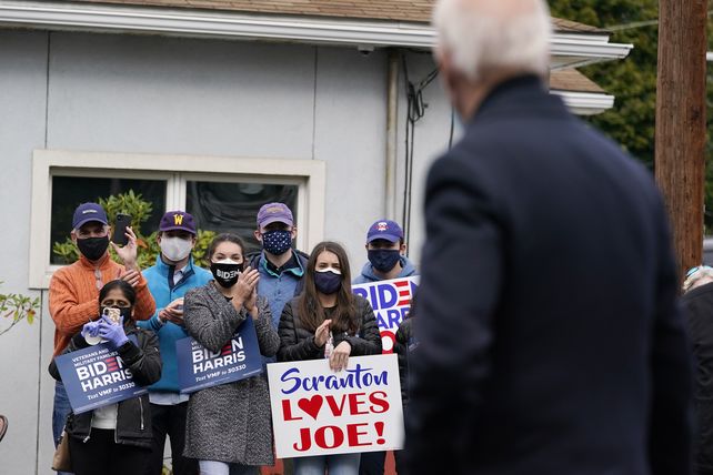 Jóvenes demócratas saludan a Biden en Scranton