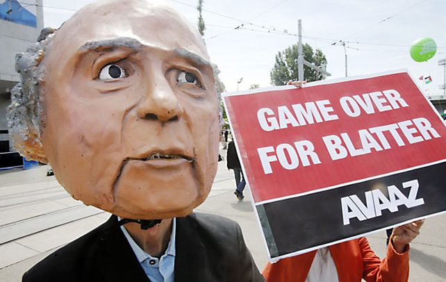 Se terminó el juego. El ahora ex presidente de la FIFA no pudo despegarse del escándalo y debió irse.