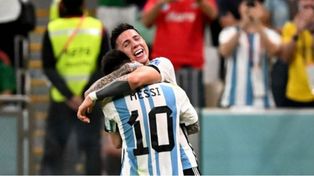 Enzo Fernández, con un gesto de inconfundible felicidad, abraza a Messi durante la Copa del Mundo de Qatar en la que Argentina se consagró campeón del mundo.&nbsp;