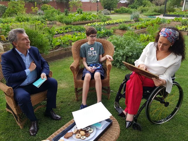Santino llevó su material literario