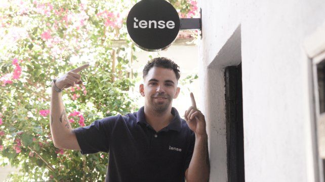 Bruno Palavecino con uno de sus carteles insignia.