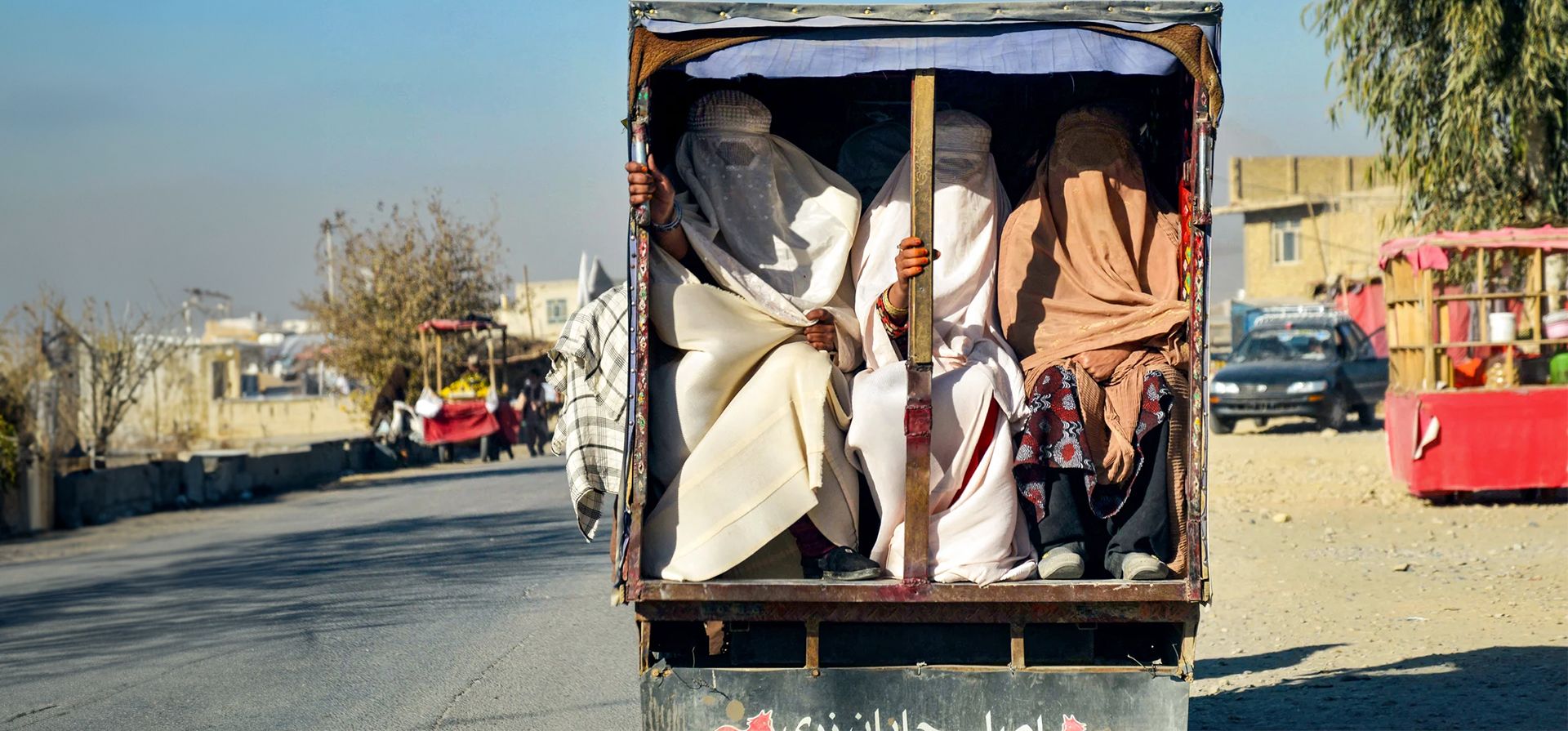 Mujeres con burka viajan en la parte trasera de un vehículo, Kandahar, Afganistán. Fotografía: Sanaullah Seiam/AFP/Getty Images Mujeres con burka viajan en la parte trasera de un vehículo, Kandahar, Afganistán. Fotografía: Sanaullah Seiam/AFP/Getty Images
