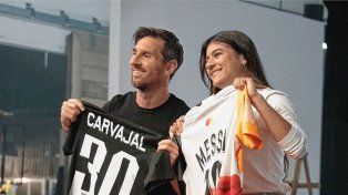 Orgullo local: Messi recibió una prenda diseñada por un chajariense
