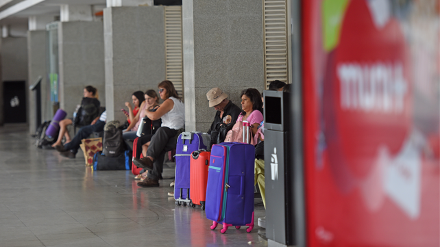 Gran movimiento de pasajeros en la Terminal de Rosario en plena temporada alta de viajes