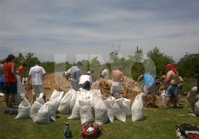 Voluntarios del partido justicialista trabajando en Colastiné Sur