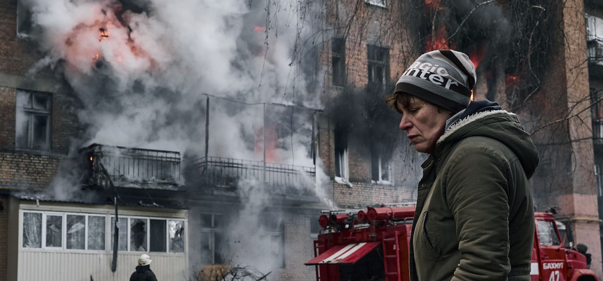 Una residente local pasa frente a su casa en llamas después de un bombardeo ruso en Bakhmut, región de Donetsk, Ucrania, el miércoles 7 de diciembre de 2022. (Foto AP/LIBKOS)