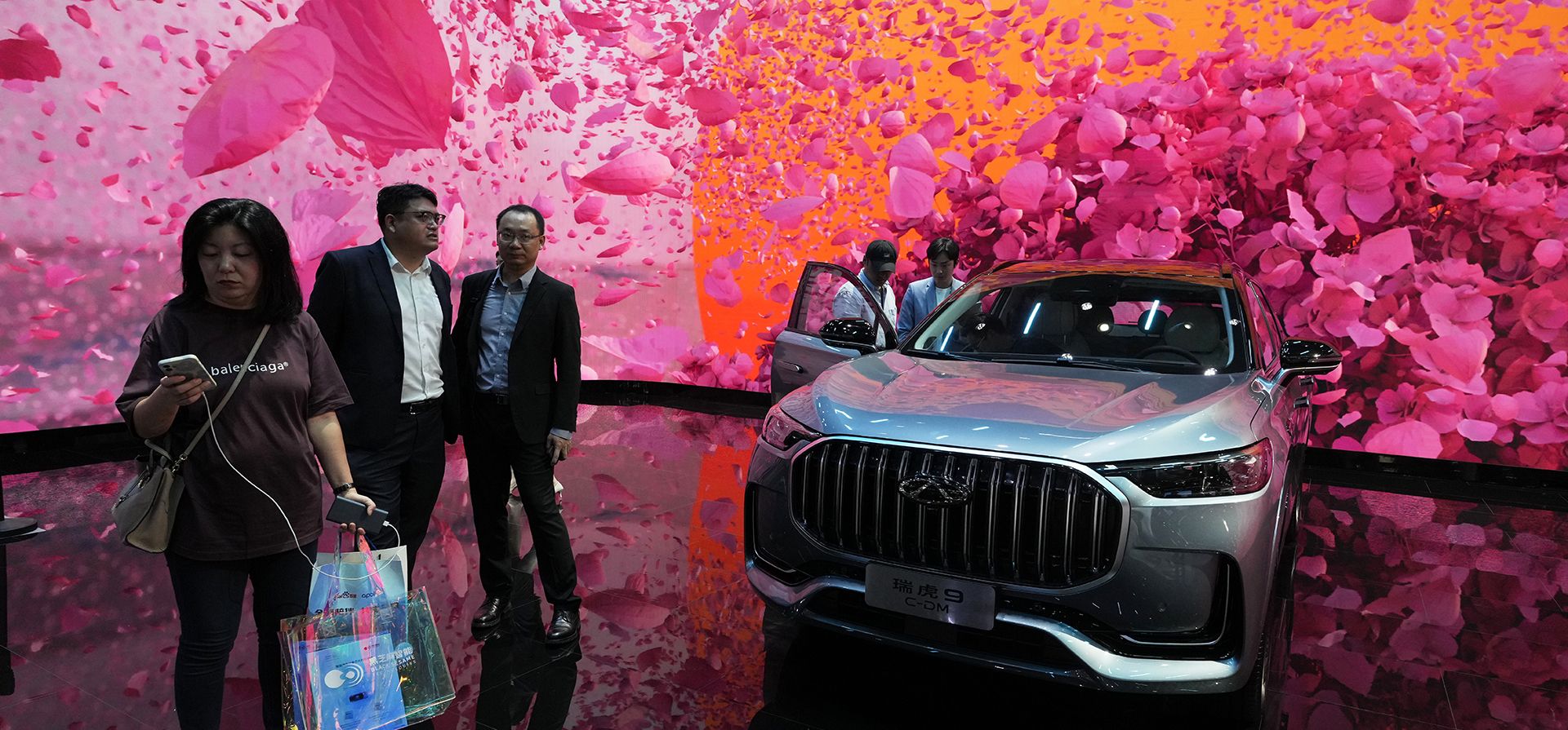Los asistentes se paran cerca del Tiggo 9 del fabricante de automóviles chino Chery durante la exhibición Auto Shanghai 2023 en Shanghái, el miércoles 19 de abril de 2023. Los fabricantes de automóviles chinos y globales exhibieron sus últimos SUV, sedanes y muscle cars en la exhibición de automóviles más grande del mundo. (Foto AP/Ng Han Guan)