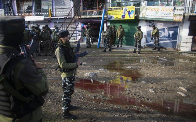 Un soldado indio monta guardia en el sitio de un ataque en las afueras de Srinagar, Cachemira controlada por India. Rebeldes atacaron una patrulla paramilitar, matando a dos soldados e hiriendo a otros dos, un dijo el funcionario.