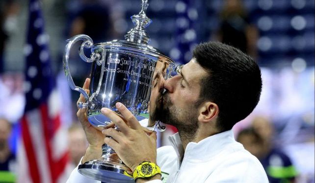 Novak Djokovic se adjudicó en la noche de este domingo el 24º Grand Slam de su carrera al vencer al ruso Daniil Medvédev.&nbsp;