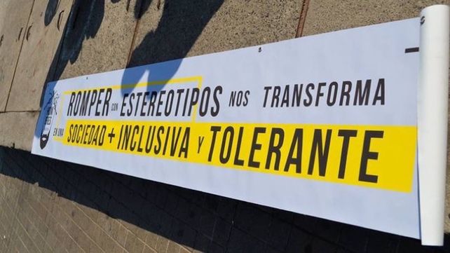 Hombres se sentaron a tejer en la mitad de la calle para dar una lección