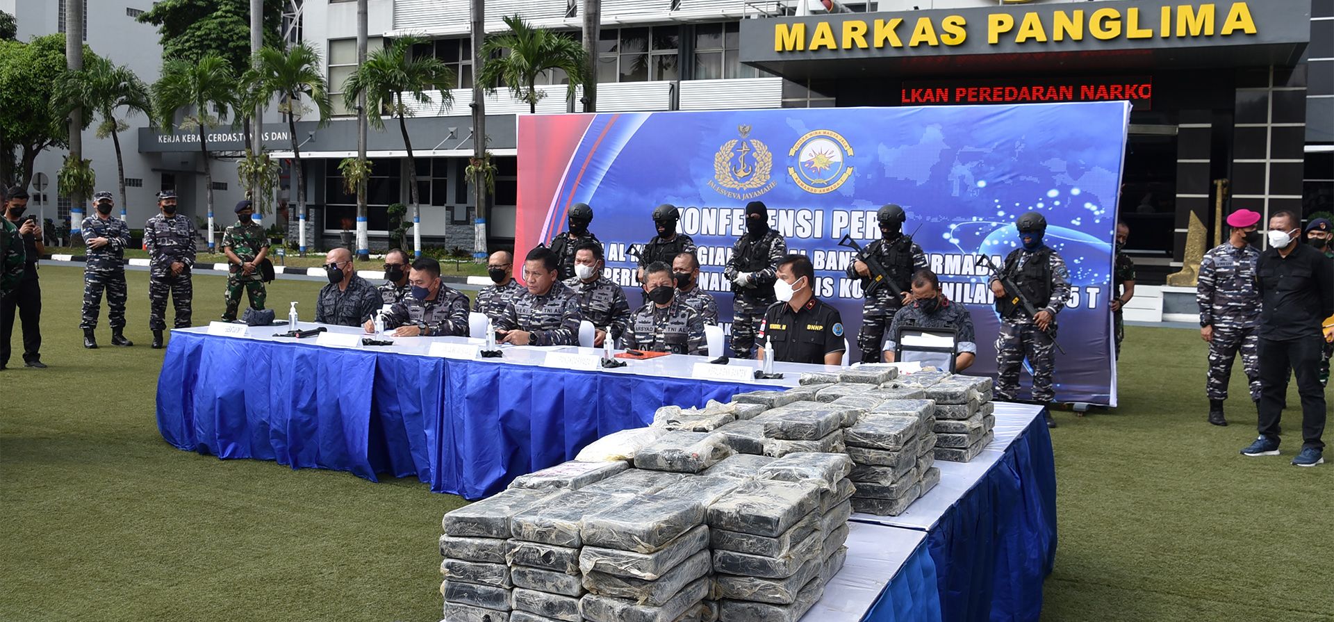 Personal de la Armada muestra paquetes que contienen200 kilogramos de cocaína por un valor de 82,6 millones de dólares durante una conferencia de prensa en la sede de la Flota Occidental en Yakarta, Indonesia, el lunes 9 de mayo.