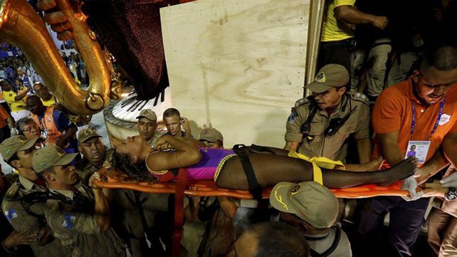 Carnaval de Río de Janeiro: 12 heridos al desmoronarse la estructura de una carroza