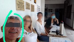 El condenado, este domingo sacó fotos como presidente de mesa