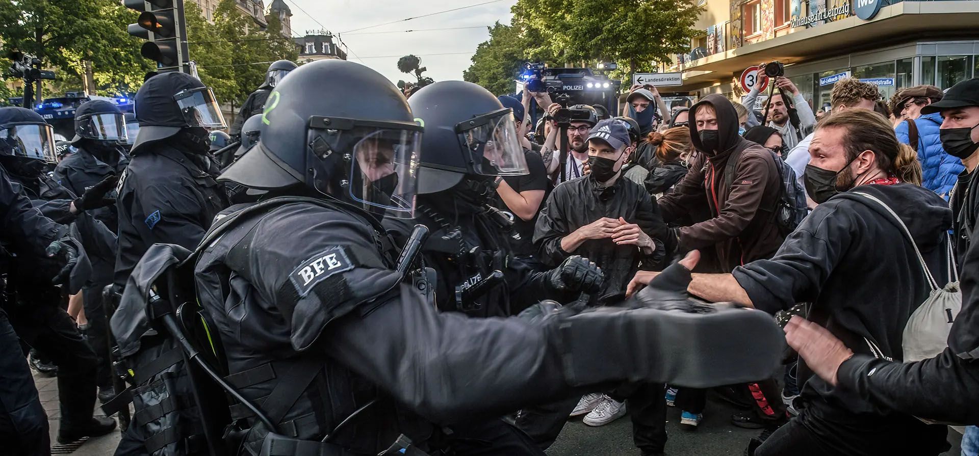 Leipzig, Alemania. La policía se enfrenta con manifestantes durante una manifestación organizada por activistas de izquierda después de que una mujer de la ciudad fuera condenada a cinco años de prisión por ataques de vigilantes contra neonazis. Fotografía: Yauhen Yerchak/SOPA Images/Shutterstock Leipzig, Alemania. La policía se enfrenta con manifestantes durante una manifestación organizada por activistas de izquierda después de que una mujer de la ciudad fuera condenada a cinco años de prisión por ataques de vigilantes contra neonazis. Fotografía: Yauhen Yerchak/SOPA Images/Shutterstock