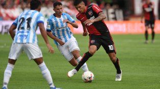 La tiene atada. Castro maniobra entre Garay y Thaller en una de las tantas jugadas en las que el volante mostró su calidad.