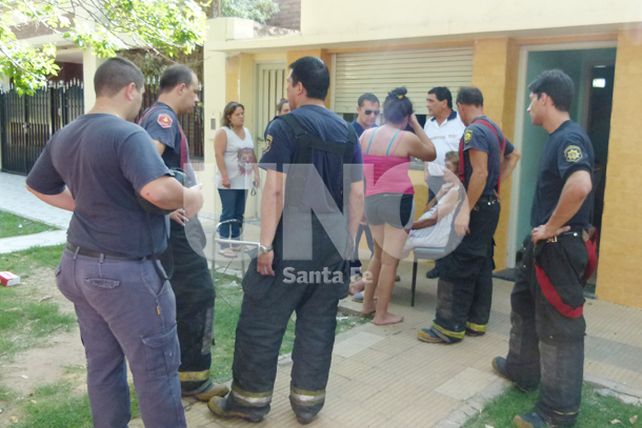 Se incendió una casa y los bomberos rescataron viva a una mujer de 93 años