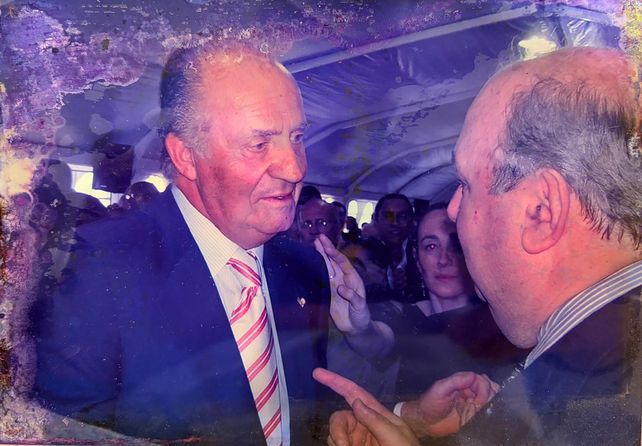 El entonces Rey Juan Carlos I junto a Eduardo Marshall en el Parque España, el día que brindó el servicio para la corona española.