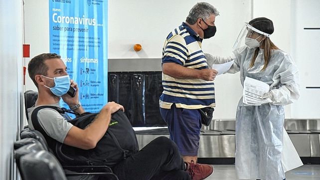 Confirmaron que no deberán aislarse los contactos estrechos asintomáticos﻿ de Covid-19 en el país.&nbsp;