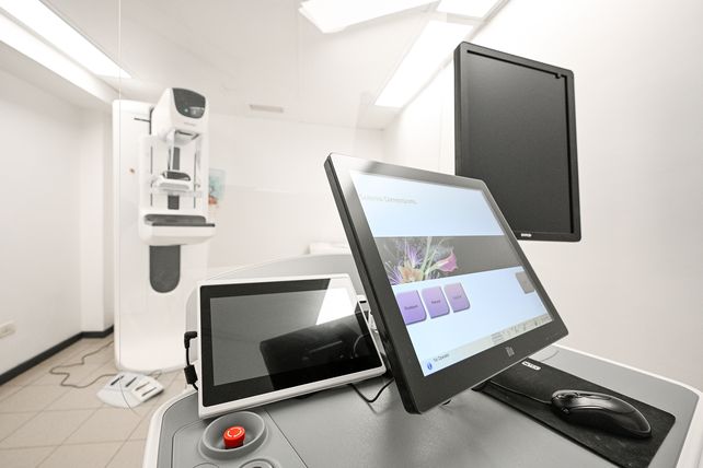 Mamógrafo Hologic Selenia Dimensions con su workstation