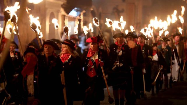 Celebración anual de la noche de la hoguera de Lewes