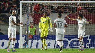El insólito error de John Victor le dio un importante triunfo al Pincha en la Copa Libertadores.