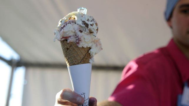 A través de antiguos métodos de postres congelados de milenios atrás, el helado comenzó a tomar su consistencia actual a partir del siglo XVII.