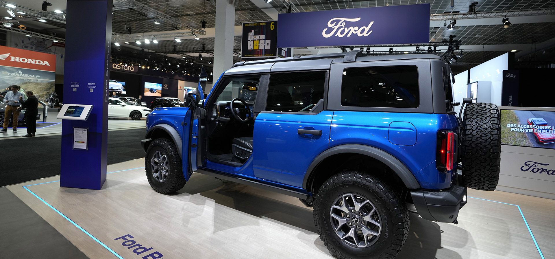 El Ford Bronco se exhibe en su estreno europeo durante la apertura a los medios del Salón del Automóvil de Bruselas, viernes 13 de enero de 2023. (Foto AP/Virginia Mayo)