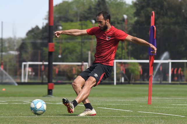 Velas por Gentiletti. Santiago se repone de una contractura del duelo con Lanús.